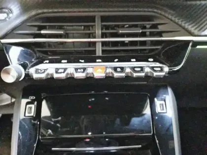 Photo 56 Peugeot 208  PureTech 100 S&S BVM6