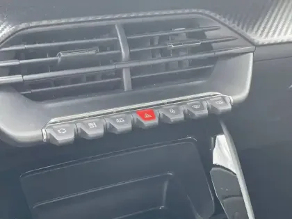 Photo 15 Peugeot 208  PureTech 75 S&S BVM5