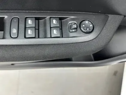 Photo 18 Peugeot 208  Electrique 50 kWh 136ch