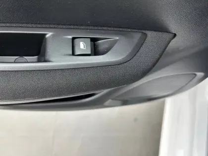 Photo 14 Peugeot 208  Electrique 50 kWh 136ch