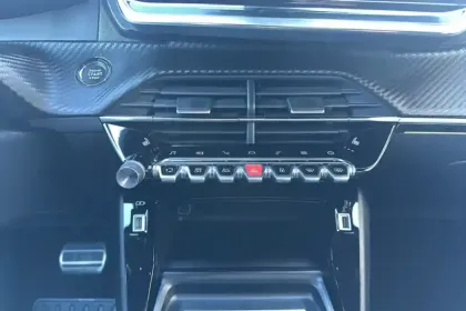 Photo 18 Peugeot 2008  PureTech 155 S&S EAT8