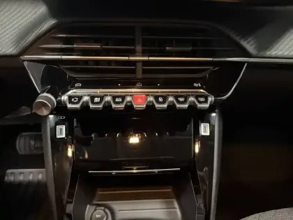 Photo 23 Peugeot 208  Hybrid 100 e-DCS6