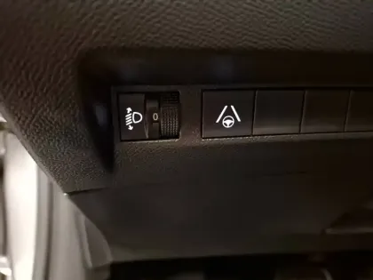 Photo 33 Peugeot 208  Hybrid 100 e-DCS6