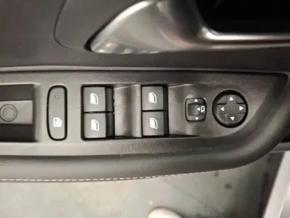 Photo 26 Peugeot 208  Hybrid 100 e-DCS6