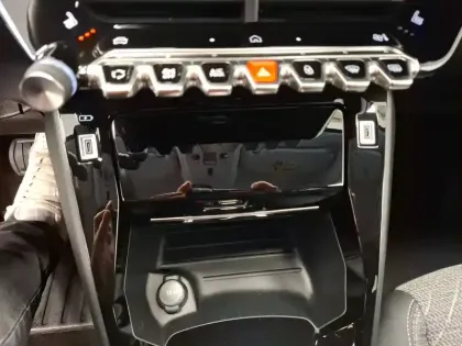 Photo 18 Peugeot 208  Hybrid 100 e-DCS6