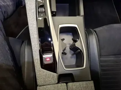 Photo 18 Peugeot 5008  Hybrid 145 e-DCS6