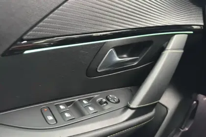 Photo 18 Peugeot 208  PureTech 100 S&S EAT8