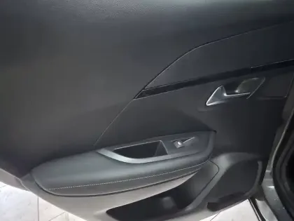 Photo 12 Peugeot 2008  PureTech 130 S&S EAT8