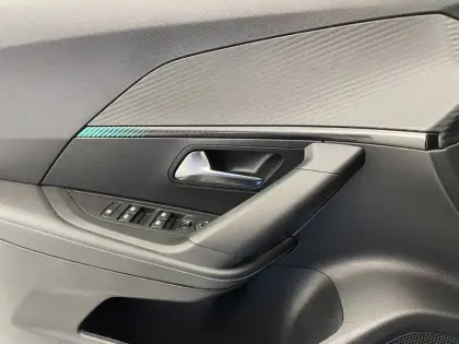 Photo 8 Peugeot 2008  PureTech 130 S&S EAT8