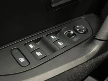 Photo 10 Peugeot 2008  e- 136ch Active Pack