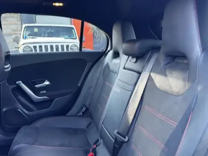 Photo 16 Mercedes Classe A 200 d AMG Line