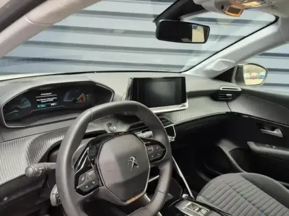 Photo 11 Peugeot 208  e- 136ch Style