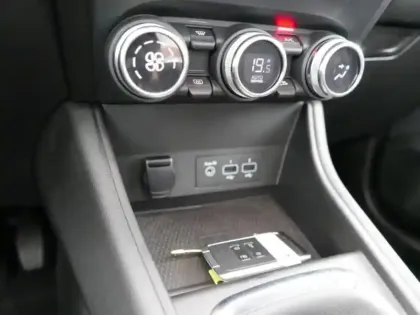 Photo 13 Renault Captur  1.3 TCe mild hybrid 140ch Techno