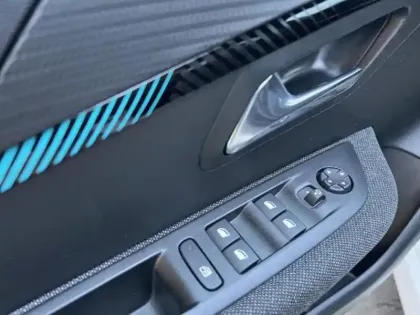 Photo 12 Peugeot 208  e- 136ch Style