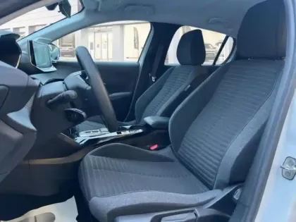 Photo 8 Peugeot 208  e- 136ch Style