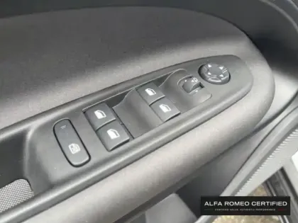 Photo 11 Alfa Romeo Junior  1.2 Ibrida 136ch DCT6