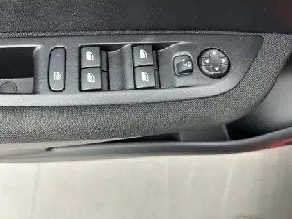 Photo 18 Peugeot 208  Electrique 50 kWh 136ch