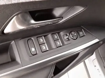 Photo 18 Peugeot 3008  Electrique 210 ch 73 kWh