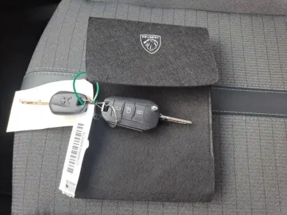 Photo 15 Peugeot 2008  PureTech 130 S&S BVM6 Allure