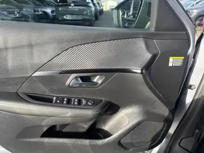 Photo 24 Peugeot 208  Hybrid 100 e-DCS6 Allure