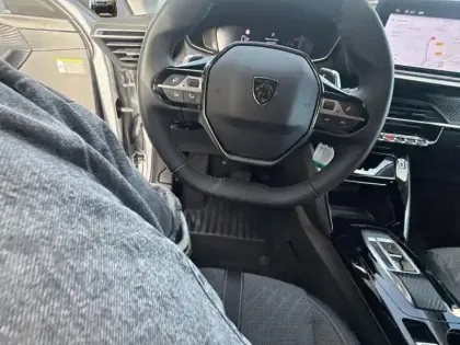 Photo 11 Peugeot 208  Hybrid 100 e-DCS6 Allure