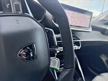 Photo 17 Peugeot 208  Hybrid 100 e-DCS6 Allure