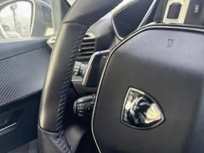 Photo 16 Peugeot 208  Hybrid 100 e-DCS6 Allure