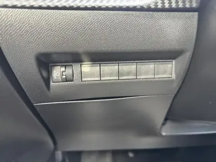 Photo 15 Peugeot 208  Hybrid 100 e-DCS6 Allure