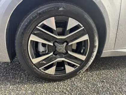 Photo 14 Peugeot 208  Hybrid 100 e-DCS6 Allure