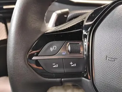 Photo 18 Peugeot 2008  BlueHDi 130 S&S EAT8 Allure Pack