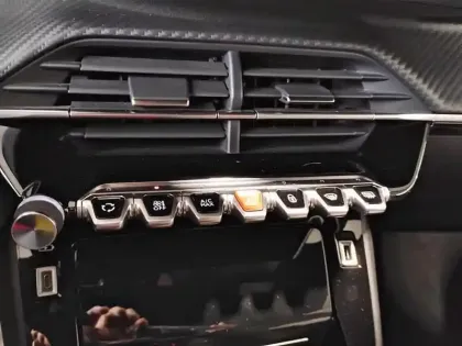 Photo 12 Peugeot 2008  BlueHDi 130 S&S EAT8 Allure Pack