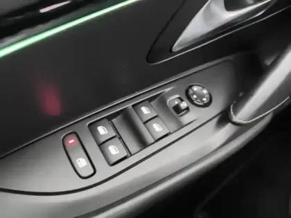 Photo 18 Peugeot 208  PureTech 130 S&S EAT8 GT Pack