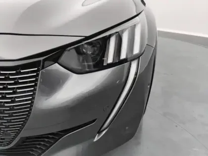 Photo 12 Peugeot 208  PureTech 130 S&S EAT8 GT Pack