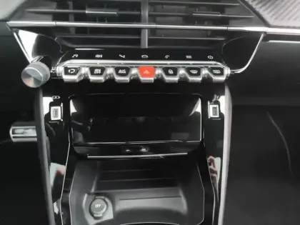 Photo 11 Peugeot 208  PureTech 130 S&S EAT8 GT Pack