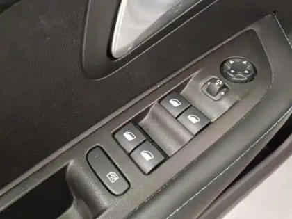 Photo 11 Peugeot 208  e- 136ch Allure