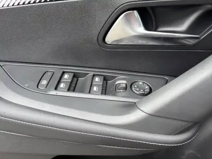 Photo 19 Peugeot 2008  Hybrid 145 e-DCS6