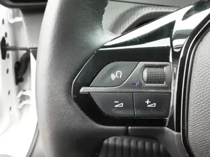 Photo 62 Peugeot 208  PureTech 75 S&S BVM5