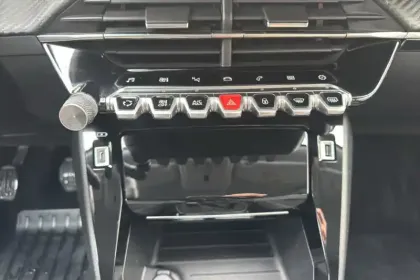 Photo 23 Peugeot 2008  PureTech 130 S&S BVM6