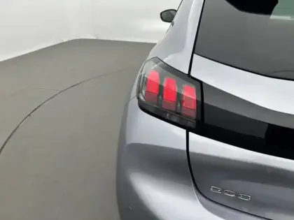 Photo 16 Peugeot 208  PureTech 100 S&S BVM6