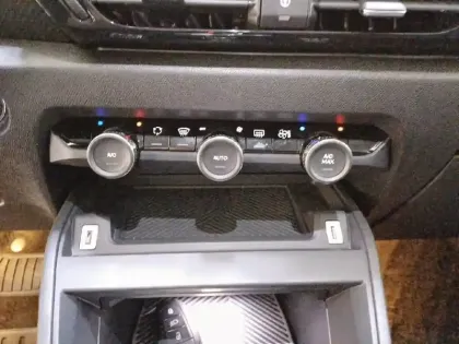 Photo 26 Citroën C4 e- 136 ch Automatique