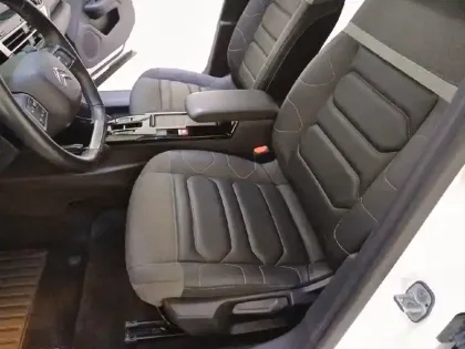 Photo 10 Citroën C4 e- 136 ch Automatique