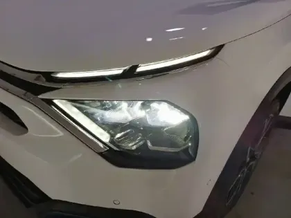 Photo 15 Citroën C4 e- 136 ch Automatique