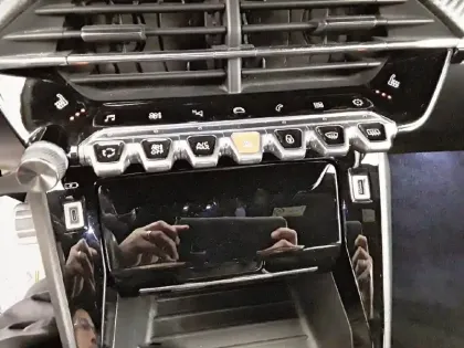 Photo 76 Peugeot 2008  PureTech 130 S&S BVM6