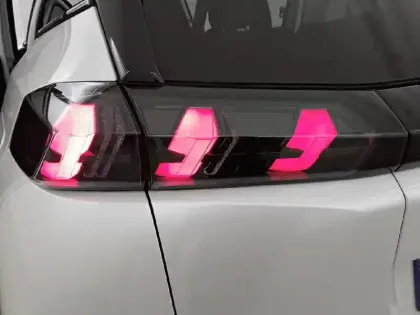 Photo 16 Peugeot 2008  PureTech 130 S&S BVM6