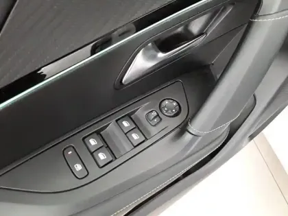 Photo 25 Peugeot 2008  PureTech 130 S&S BVM6