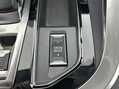 Photo 24 Peugeot 3008  Hybrid 225 e-EAT8