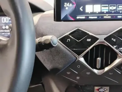 Photo 17 DS DS 3 DS3 Crossback PureTech 130 EAT8 Ines de la Fressange Paris