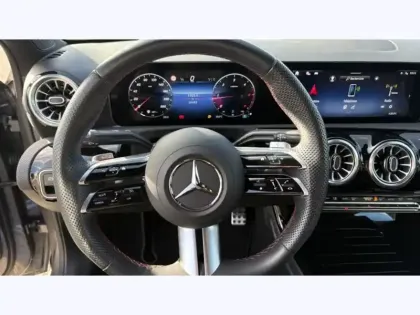 Photo 11 Mercedes Classe A 200 d Berline AMG Line