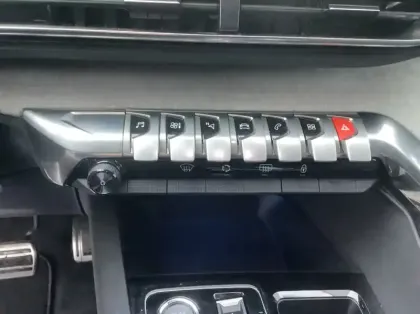 Photo 15 Peugeot 3008 Hybrid 136 e-DCS6 GT