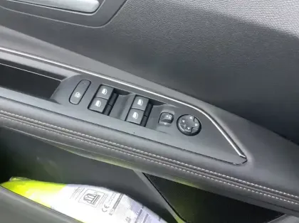 Photo 16 Peugeot 3008 Hybrid 136 e-DCS6 GT